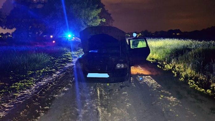 Das Fluchtfahrzeug im Feld, nachdem es gestellt werden konnte. (Foto: Polizei RLP)