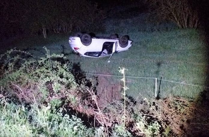 Der PKW blieb auf dem Dach liegen (Foto: Polizei RLP)