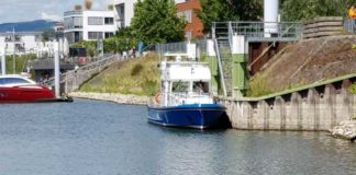 Bergung des PKW mittels Seilwinde. Im Hintergrund das Boot der Wasserschutzpolizei.