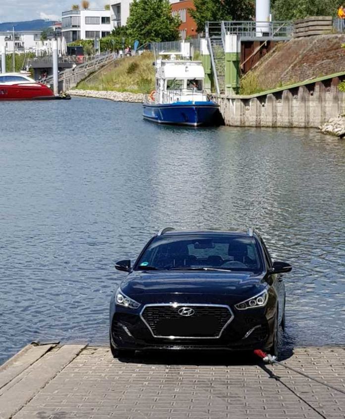 Bergung des PKW mittels Seilwinde. Im Hintergrund das Boot der Wasserschutzpolizei.