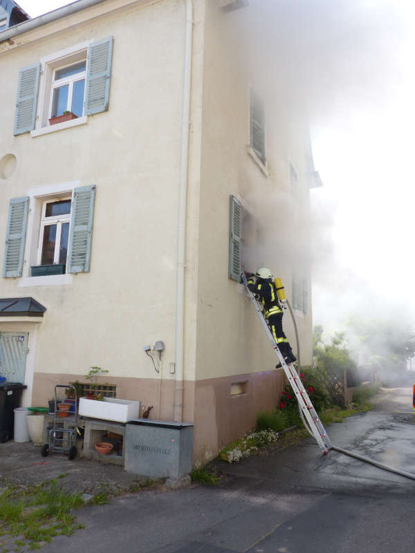 Angriff von außen über Steckleitern (Foto: Feuerwehr Neustadt)