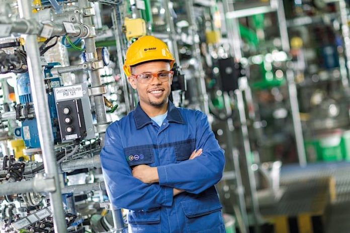 Eine Ausbildung als Chemikant bei BASF? Dafür hat sich auch Luca Boukari entschieden. Für diesen Beruf gibt es auch für 2020 noch freie Plätze. (Foto: BASF)