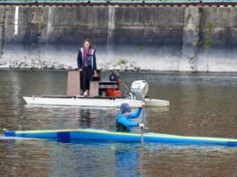 Ein kleiner Kanute genießt die Intensivbetreuung. In Corona-Zeiten geht es nur in Kleingruppen auf das Wasser. (Foto: Martina Tirolf)