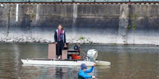 Ein kleiner Kanute genießt die Intensivbetreuung. In Corona-Zeiten geht es nur in Kleingruppen auf das Wasser. (Foto: Martina Tirolf)