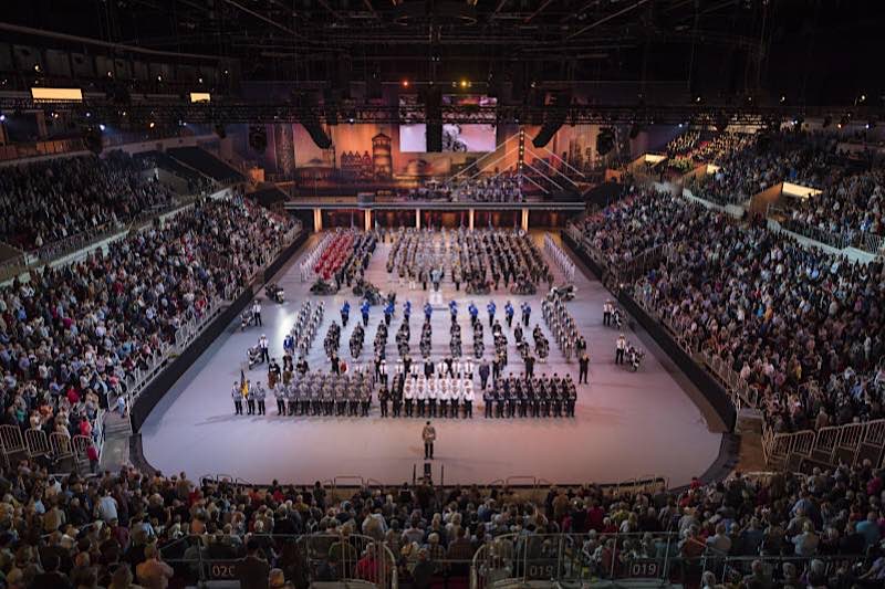 Alle Musikgruppen marschieren in großer Formation gemeinsam zum Finale des ersten Musikfestes der Bundeswehr im ISS-Dome in Düsseldorf ein, am 23.09.2017. (Bildrechte:Bundeswehr/Pierre Johne/Fotograf: Yvonne Albert)