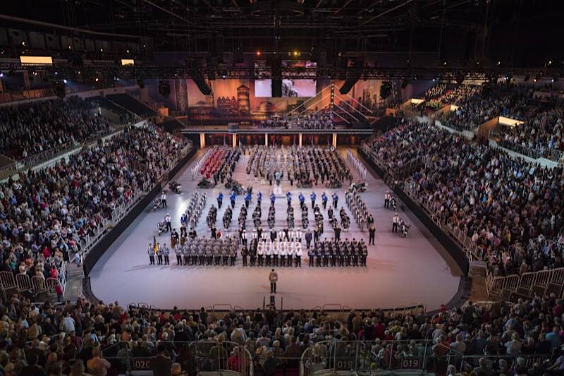 Alle Musikgruppen marschieren in großer Formation gemeinsam zum Finale des ersten Musikfestes der Bundeswehr im ISS-Dome in Düsseldorf ein, am 23.09.2017. (Bildrechte:Bundeswehr/Pierre Johne/Fotograf: Yvonne Albert)