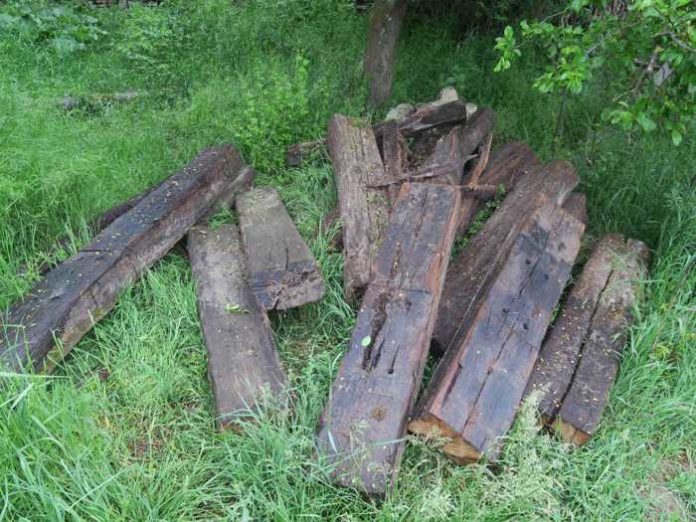 Friedberg - Wer kann Angaben zur Herkunft dieser alten Eisenbahnschwellen machen? Friedberg - Wer kann Angaben zur Herkunft dieser alten Eisenbahnschwellen machen?