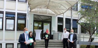 Der Parlamentarische Staatssekretär Dr. Thomas Gebhart, Anett Schall (Leiterin des Gesundheitsamtes LD-SÜW), Melissa Zwick und Norbert Schnetzer (kommissarische Verwaltungsleiter des Gesundheitsamtes) und Landrat Dietmar Seefeldt (v.l.) tauschten sich beim Vor-Ort-Termin mit den Mitarbeiterinnen und Mitarbeitern aus. (Foto: Kreisverwaltung Südliche Weinstraße)