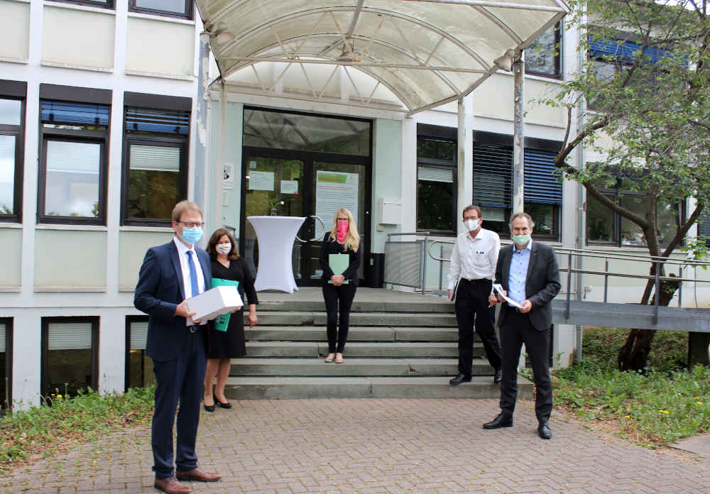 Der Parlamentarische Staatssekretär Dr. Thomas Gebhart, Anett Schall (Leiterin des Gesundheitsamtes LD-SÜW), Melissa Zwick und Norbert Schnetzer (kommissarische Verwaltungsleiter des Gesundheitsamtes) und Landrat Dietmar Seefeldt (v.l.) tauschten sich beim Vor-Ort-Termin mit den Mitarbeiterinnen und Mitarbeitern aus. (Foto: Kreisverwaltung Südliche Weinstraße)