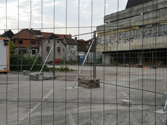 Der abgesperrte Parkplatz Bachgängel-Ost (Foto: Willkomm Neustadt)