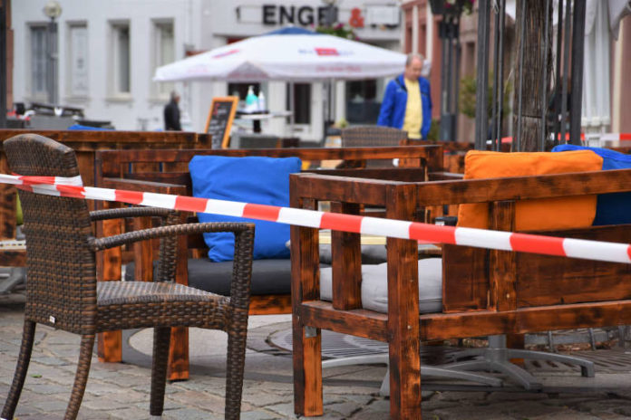 Erste Lockerungen wurden auch in der Landauer Innenstadt bereits umgesetzt, etwa die Öffnung der Gastronomie mit strengen Abstands- und Hygieneregeln – der neue Corona-Stufenplan des Landes erfüllt OB Hirsch jedoch mit Sorge. (Foto: Stadt Landau)