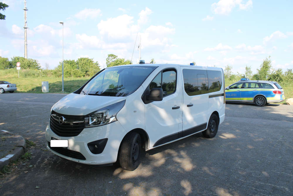 Der ausrangierte franz. Rettungswagen mit zwei Blaulichtern auf dem Dach. (Foto: Polizei RLP)