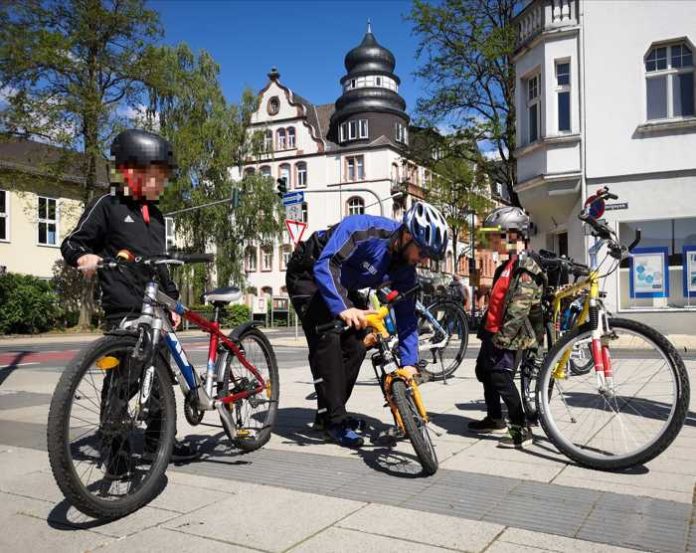 Zwei Kids beobachten eine Fahrradkontrolle