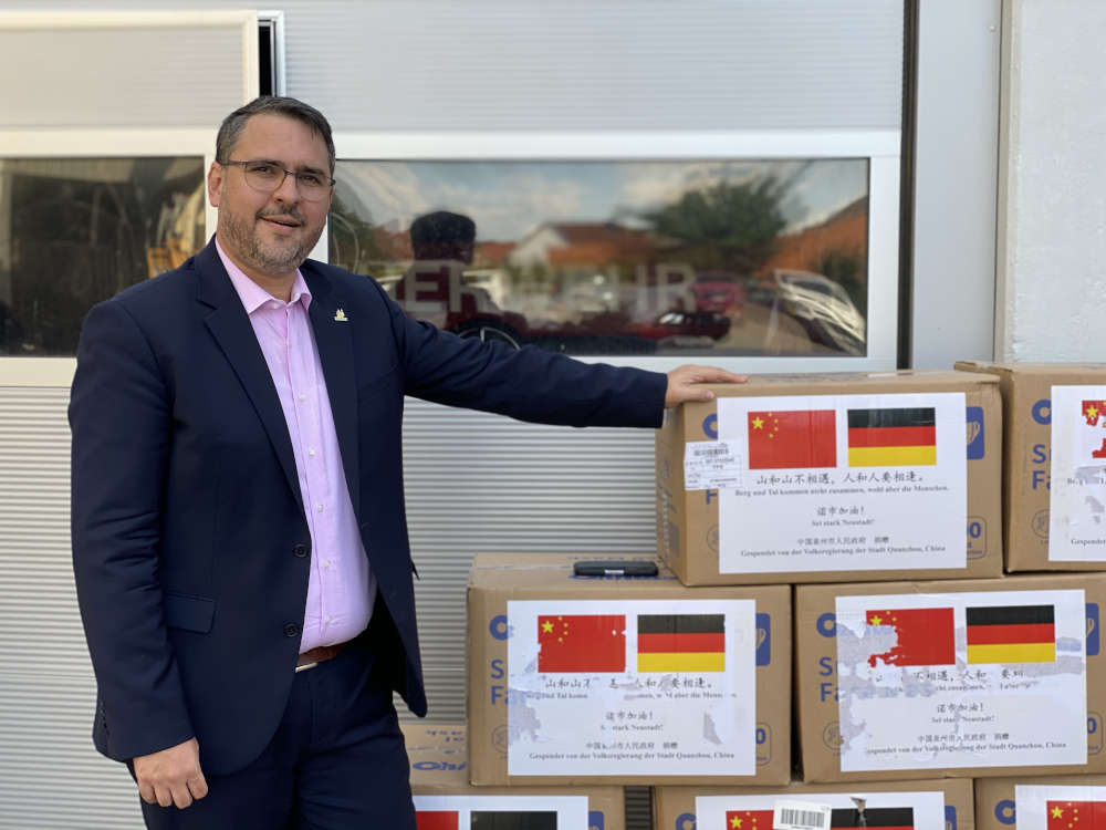 OB Weigel mit den Schutzmasken (Foto: Stadtverwaltung Neustadt)