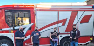 Übergabe der Masken an die Feuerwehr Lambrecht: v.l.: Markus Müller (Wehrführer FFW Lambrecht), Yannik Munzinger (Kassenwart Förderverein FFW Lambrecht), Maike Knoll, Christopher Karkosch (1. Vorsitzender Förderverein FFW Lambrecht) (Foto: Förderverein Feuerwehr Lambrecht)