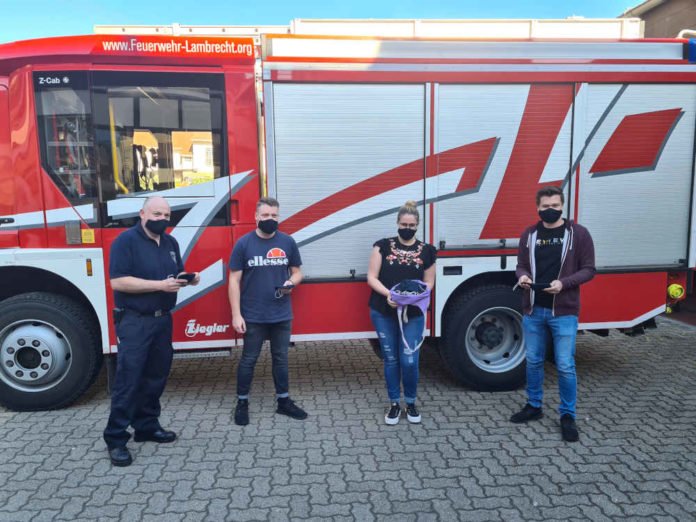 Übergabe der Masken an die Feuerwehr Lambrecht: v.l.: Markus Müller (Wehrführer FFW Lambrecht), Yannik Munzinger (Kassenwart Förderverein FFW Lambrecht), Maike Knoll, Christopher Karkosch (1. Vorsitzender Förderverein FFW Lambrecht) (Foto: Förderverein Feuerwehr Lambrecht)