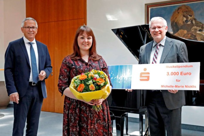 v.l.: Andreas Ott, Vorstandsvorsitzender der Sparkasse Rhein-Haardt, Michelle-Marie Nicklis,  Hans-Ulrich Ihlenfeld, Landrat (Foto: Sparkasse Rhein-Haardt)