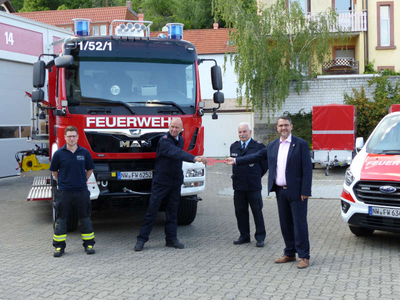 Übergabe des symbolischen Schlüssels an die Feuerwehr (Foto: Feuerwehr Neustadt)