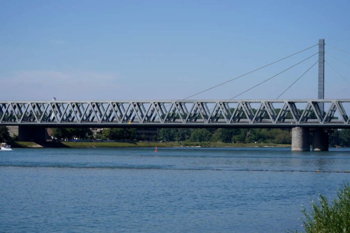 Rheinbrücke Karlsruhe-Maxau (Foto: Reinhard Schnell)