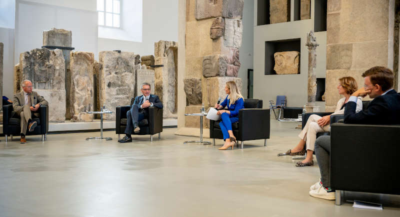 Talkrunde in der Lobby der Steinhalle des Mainzer Landesmuseums (Foto: Landtag Rheinland-Pfalz/Torsten Silz)