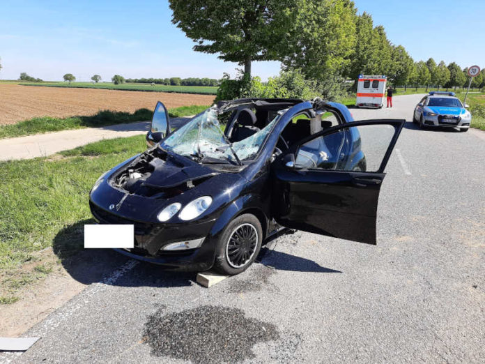 Der PKW nach der Trennung vom Traktor (Foto: Feuerwehr Haßloch)