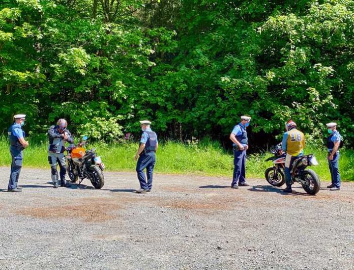 Wetteraukreis: Motorradkontrollen am Vatertag - Präventionsgedanke im Fokus der Polizei
