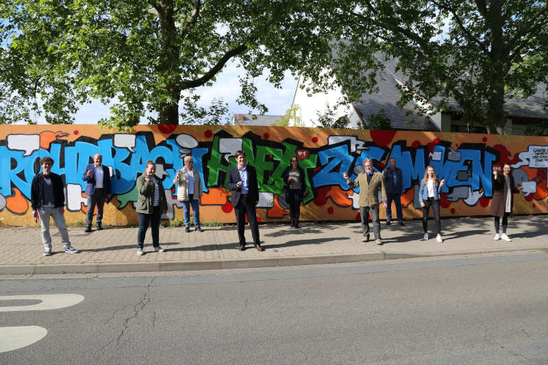 Erster Bürgermeister Jürgen Odszuck (5. v. l.) hat die „Wand der Solidarität im Hasenleiser“ eingeweiht, die auf Initiative des Quartiersmanagements Hasenleiser und des Stadtteilvereins Rohrbach entstand. (Foto: Stadt Heidelberg)