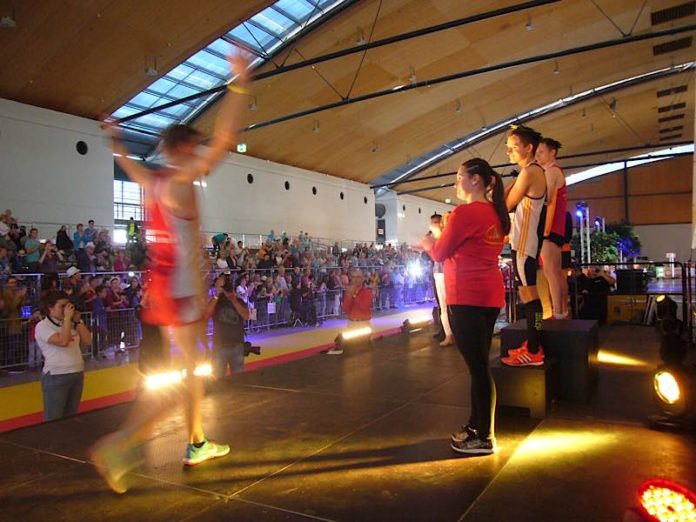 Zieleinlauf des Baden-Marathons in der Messe Karlsruhe 2016 (Foto: Hannes Blank)