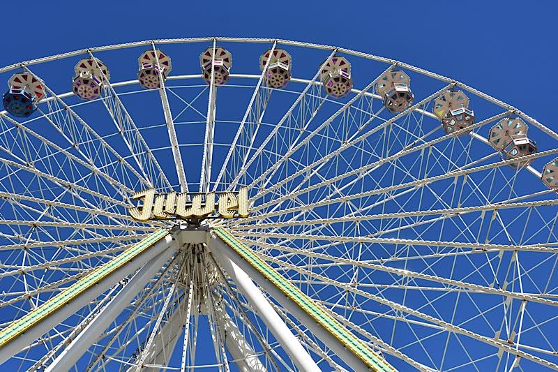Das Riesenrad „Juwel“ der Schaustellerfamilie Göbel lädt ab Freitag, 26. Juni, zu „Corona-konformem“ Vergnügen auf dem Landauer Rathausplatz ein. (Quelle: Stadt Landau in der Pfalz)