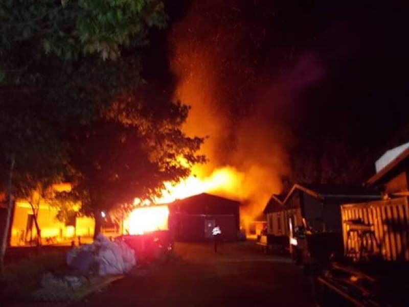 Die Lagerhalle in Vollbrand (Foto: Polizei RLP)