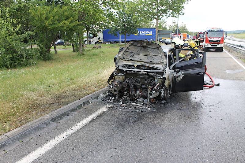 Der PKW brannte aus (Foto: Polizei RLP)