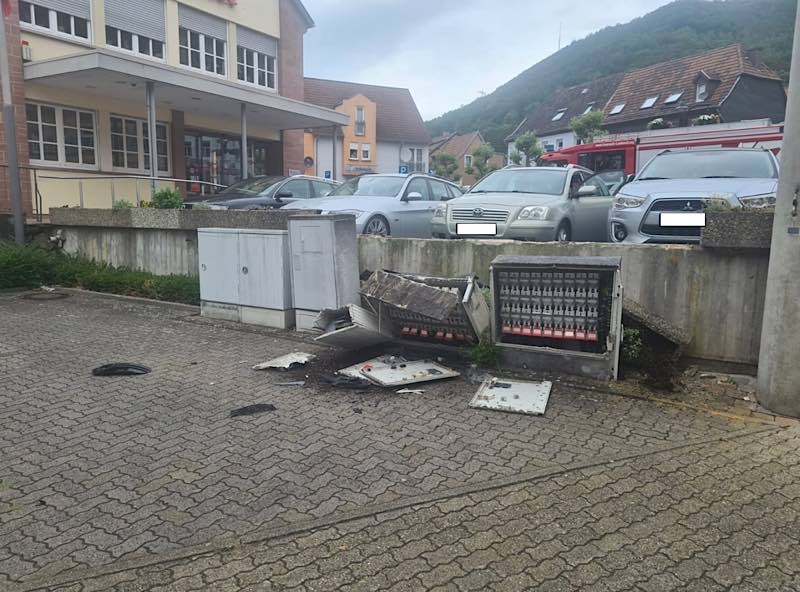 Beschädigte Blumen- und Stromkästen (Foto: Feuerwehr)