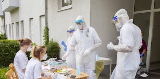 Das Stäbchen mit der Probe wird anschließend übergeben und verpackt. (Foto: GRN/RNK)