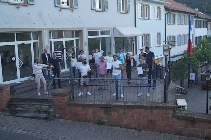 Übergabe der Zeugnisse (Foto: Kreisverwaltung Bad Dürkheim) Übergabe der Zeugnisse (Foto: Kreisverwaltung Bad Dürkheim)
