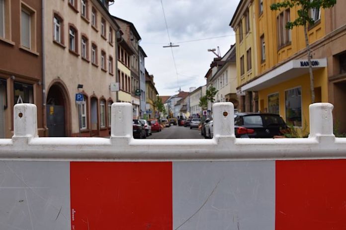 In der Landauer Königstraße wurde ein im Boden befindlicher Verdachtspunkt untersucht, jedoch zum Glück kein Bomben-Blindgänger gefunden. (Quelle: Stadt Landau)