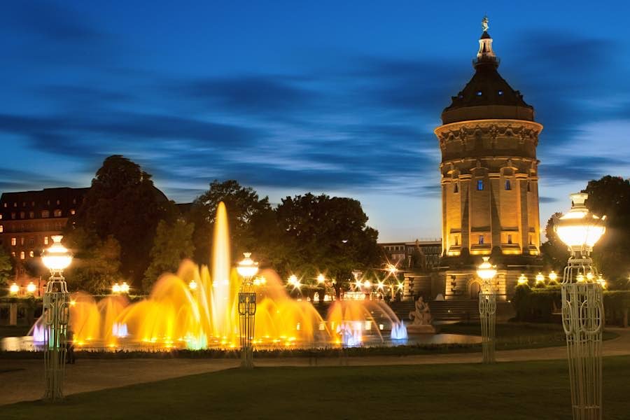 Ab 17. Juni sprudeln die Wasserspiele am Friedrichsplatz wieder in voller Pracht. Die neuen LED-Strahler können die Fontänen jetzt noch farbiger beleuchten. (Foto: MVV)