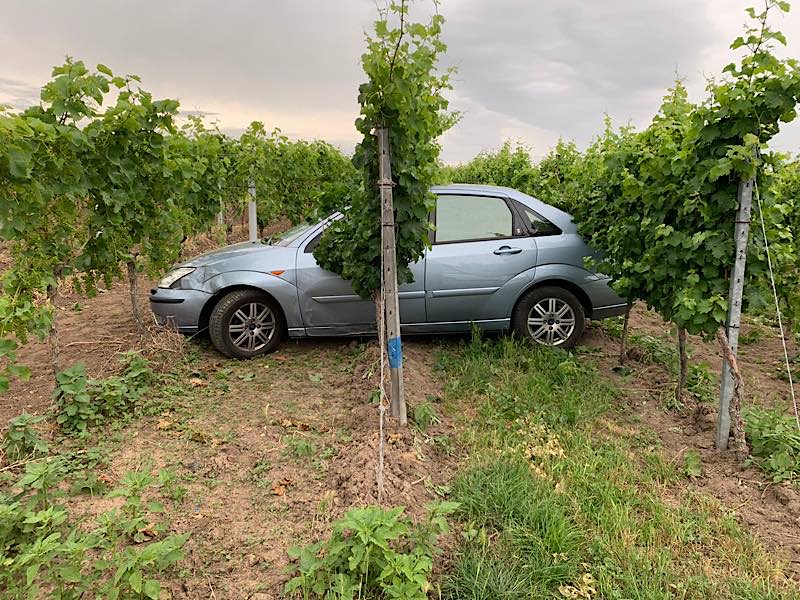 Die Auffindesituation des PKW (Foto: Polizei RLP)