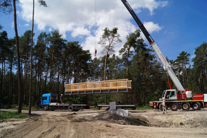 Endmontage mithilfe eines Autokrans (Foto: Kreisverwaltung Bad Dürkheim)