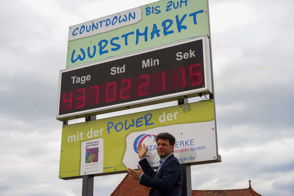 Bürgermeister Christoph Glogger vor dem Wurstmarktcountdown, der heute auf den Wurstmarkt 2021 eingestellt wurde. (Foto: Stadtverwaltung Bad Dürkheim)