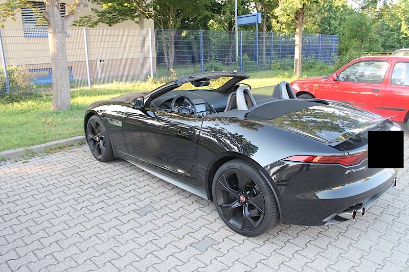 Der schwarze Jaguar F-Type (Foto: Polizei RLP)