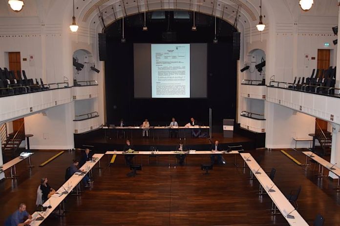 In der Jugendstil-Festhalle fand die jüngste Sitzung des Hauptausschusses der Stadt Landau statt. Das Gremium verabschiedete eine Solidaritätserklärung für vier Mitglieder des hiesigen Kreisverbands der Partei DIE LINKE, gegen die es wenige Tage zuvor Morddrohungen gegeben hatte. (Quelle: Stadt Landau)