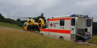 In der Westpfalz schwer gefragt: "Christoph 66" der ADAC Luftrettung: Der 1000. Einsatz des in Eßweiler im Landkreis Kusel stationierten ADAC Rettungshubschraubers war ein schwerer Traktorunfall. (Foto: obs/ADAC SE/Feuerwehr Glan-Münchweiler)