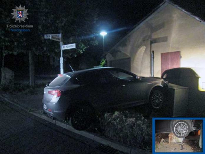 Fuldabrück: Alfa Romeo vor Gebäudewand gefahren