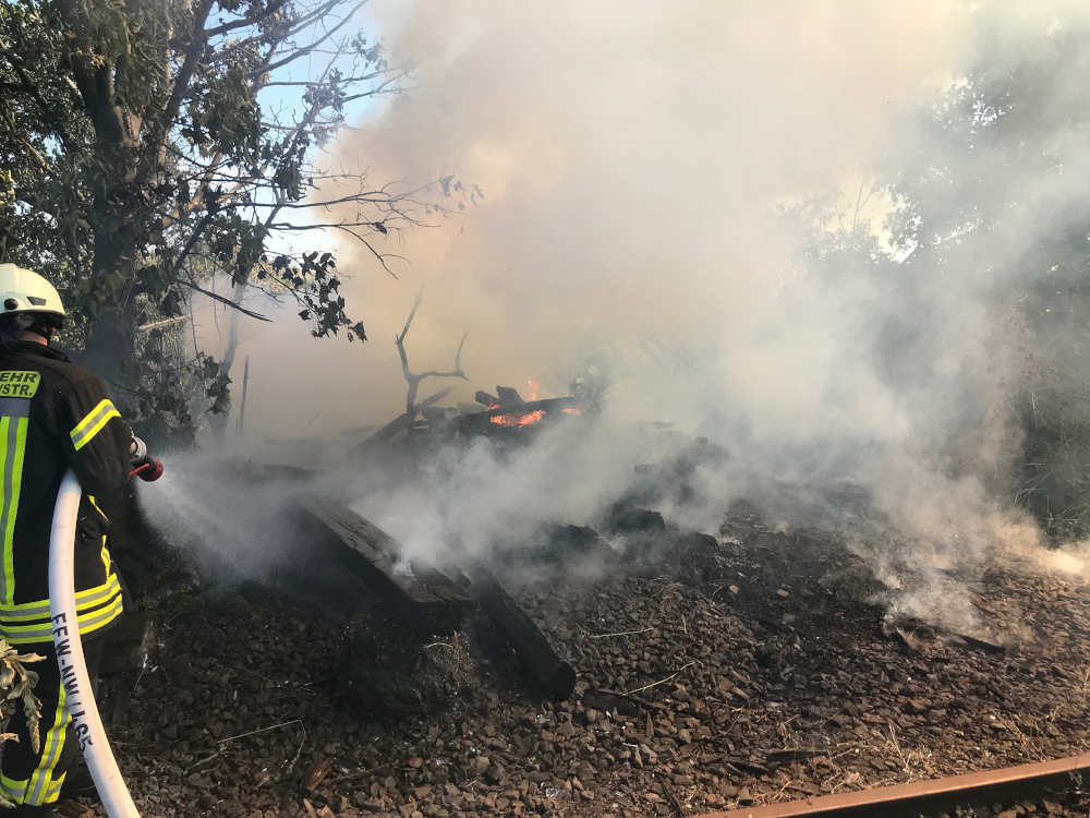 Abgelagerte Bahnschwellen und Hecken standen in Brand (Foto: Feuerwehr Neustadt)