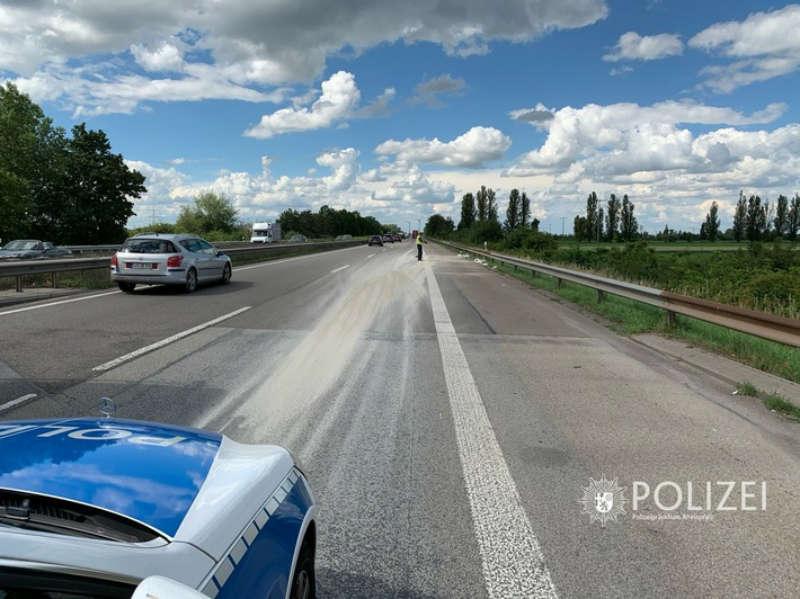 Zement auf der Autobahn (Foto: Polizei RLP)