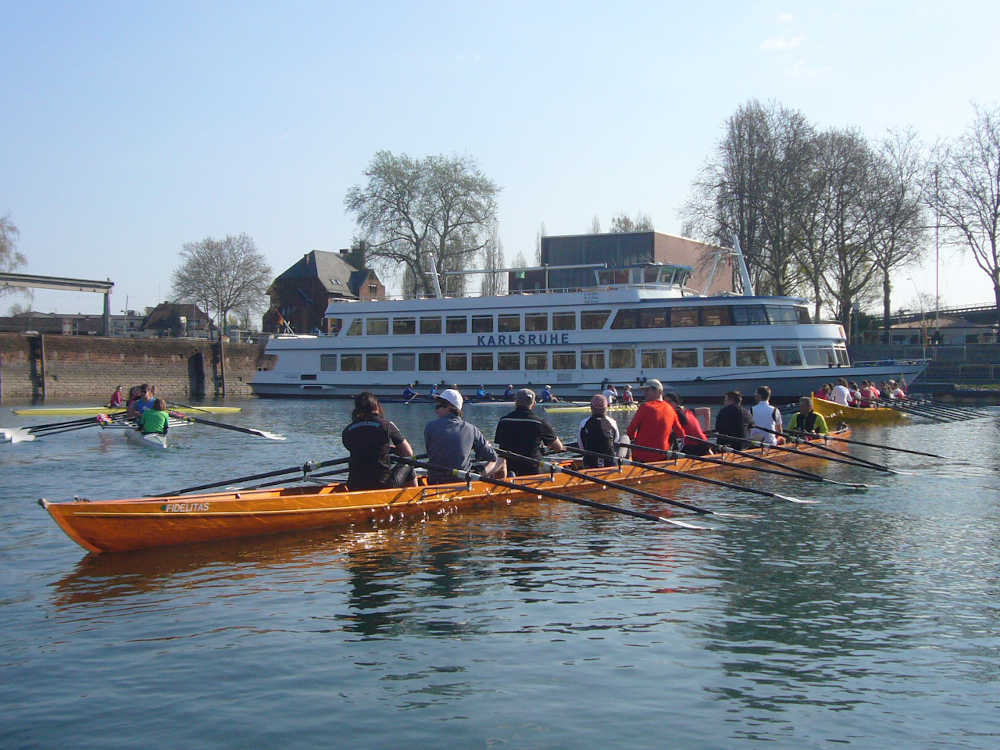 Ein Ruder-Achter im Karlsruher Rheinhafen (Foto: Hannes Blank)