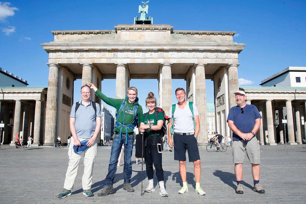 Laura und Meik kommen in Berlin an, nach ihrer Wanderung von 750 Kilometer fuer die Kultur quer durch Deutschland, Kulturkilometer, zum Erhalt der Theaterlandschaft nach Corona-Krise, am Brandenburger Tor, und am Admiralspalast (Foto: DAVIDS/Sven Darmer)