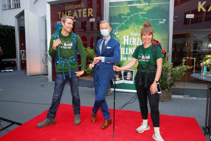 Meik Gudermann und Laura Kuhlen werden von Max Raabe begrüßt (Foto: DAVIDS/Sven Darmer)