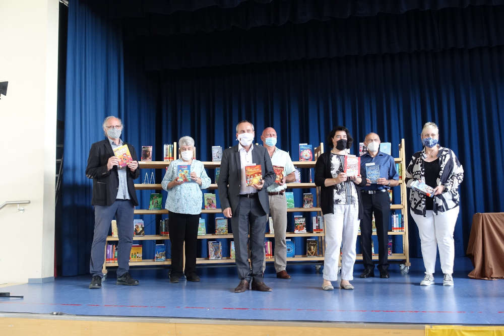 Eröffnung des „LESESOMMERS“ Rheinland-Pfalz“. Von links nach rechts: Manfred Bucher (Ortsbürgermeister Sprendlingen), Dr. Annette Gerlach (Leiterin des Landesbibliothekszentrums Rheinland-Pfalz), Kulturminister Prof. Dr. Konrad Wolf, Armin Brendel (Ortsbürgermeister Gensingen), Heike Walter (Leiterin der Bibliothek Sprendlingen-Gensingen), Günter Pflaum (stellvertr. Leiter des Landesbibliothekszentrums Rheinland-Pfalz), Dorothea Schäfer (Landrätin Kreis Mainz-.Bingen). (Foto: Landesbibliothekszentrum RLP)