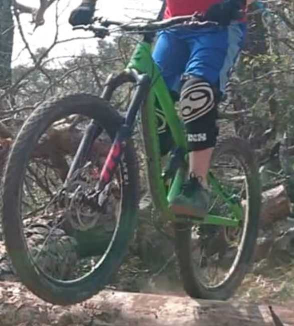 Mountainbike (Fully) mit grünem Rahmen und schwarzer Gabel mit roten Akzenten
